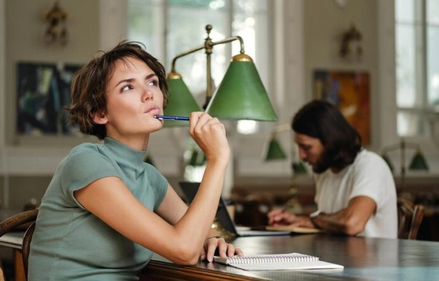 Woman practicing rule of three speechwriting